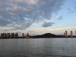 水岸城市黄昏远景