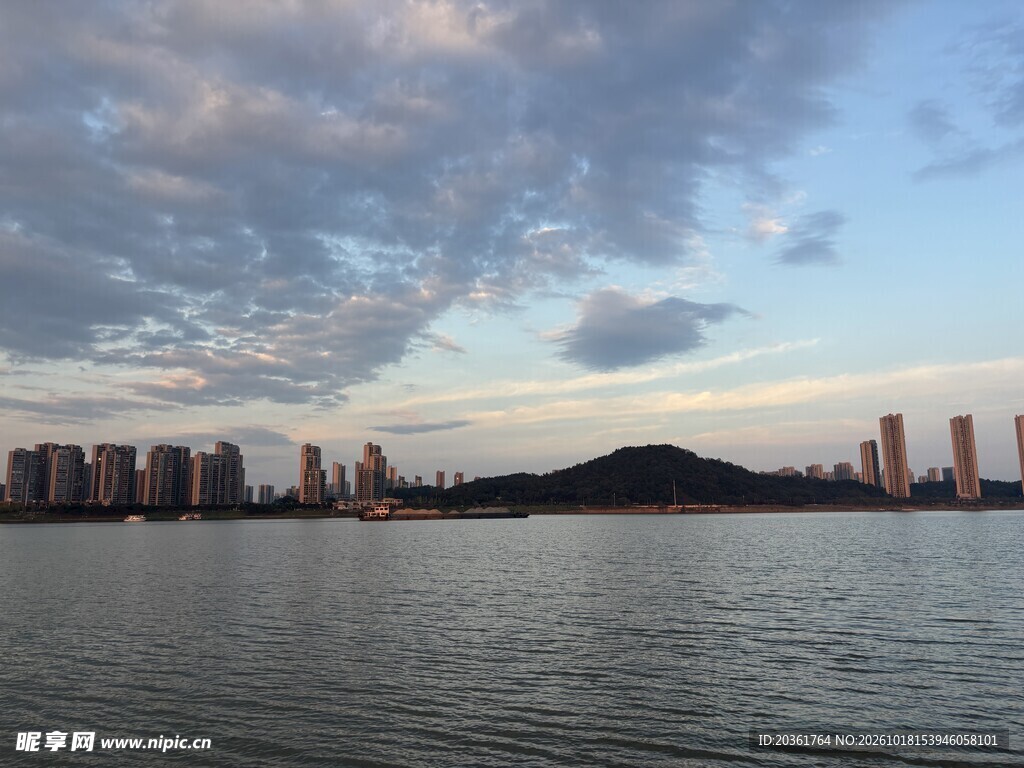 水岸城市黄昏远景