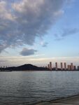 湖畔黄昏城市远景