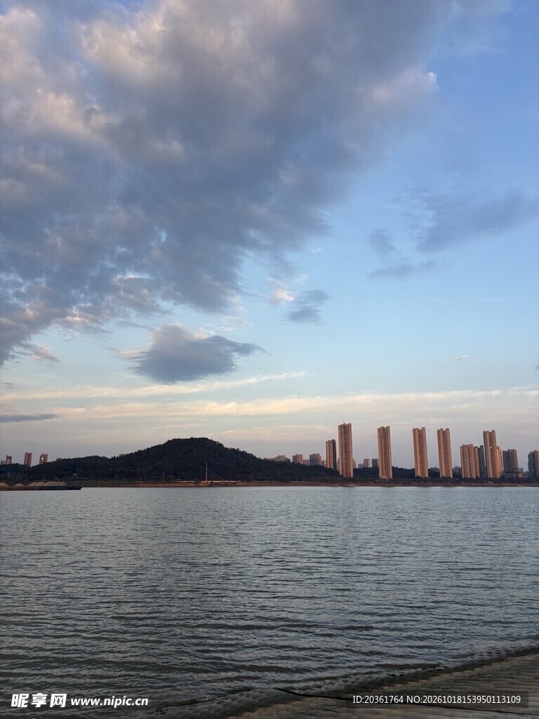 湖畔黄昏城市远景
