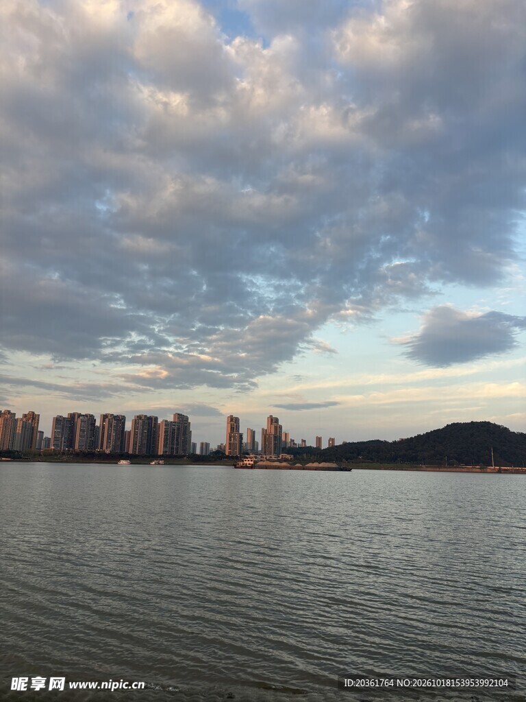 滨水城市黄昏远景