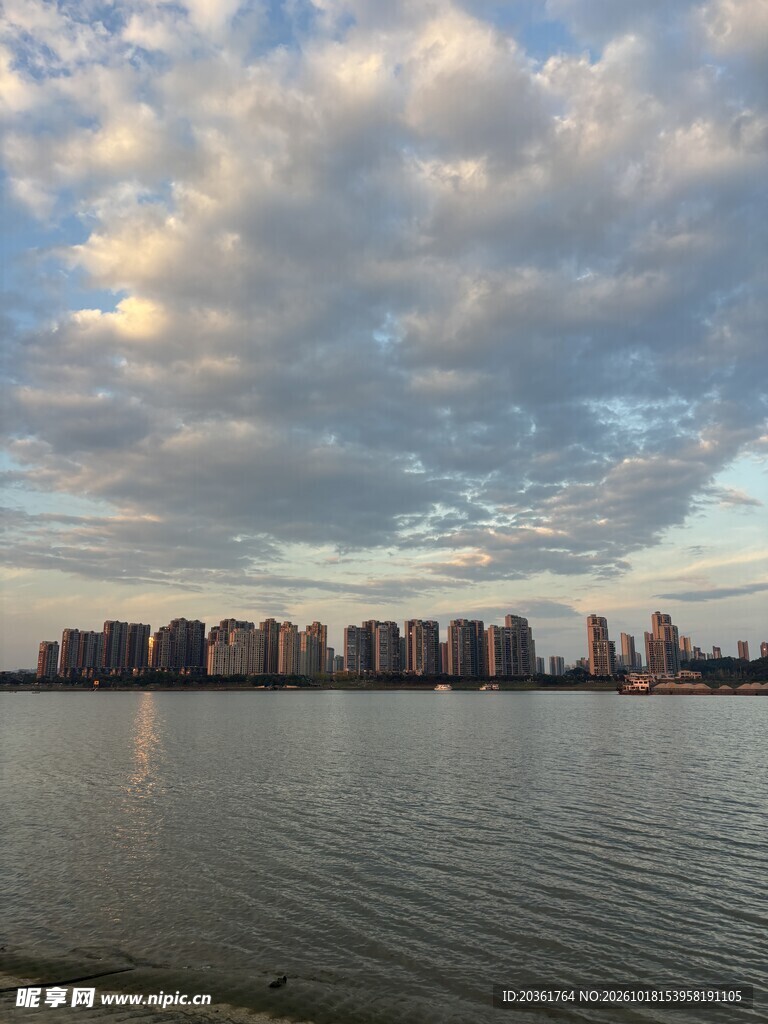 湖岸黄昏城市景观