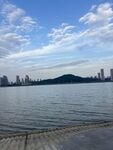 湖畔远眺城市山景