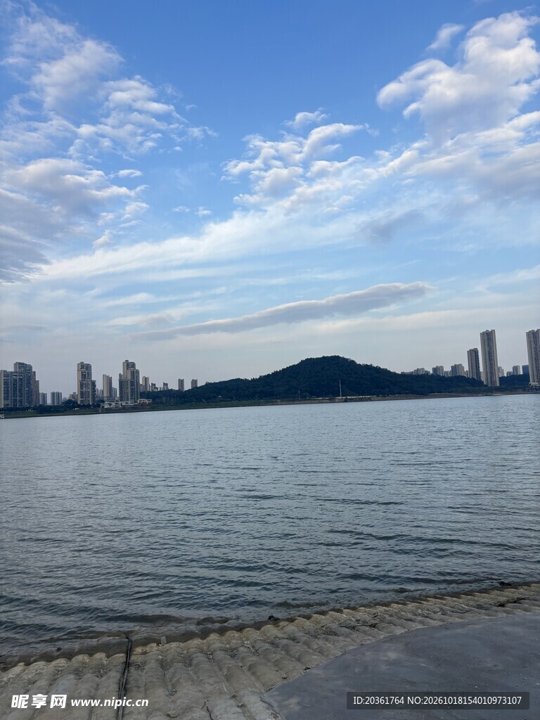 湖畔远眺城市山景