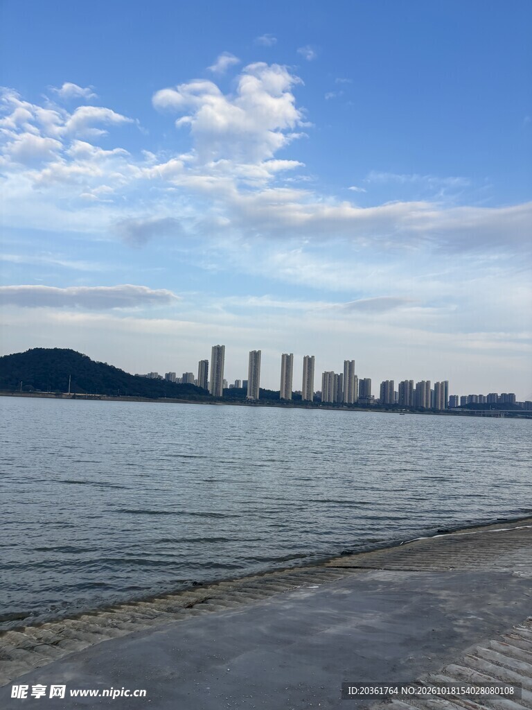 滨水城市远景风光