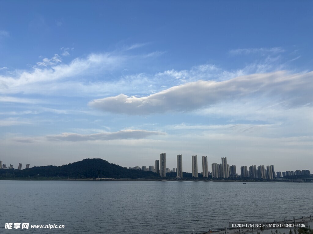 滨水城市晴空远景
