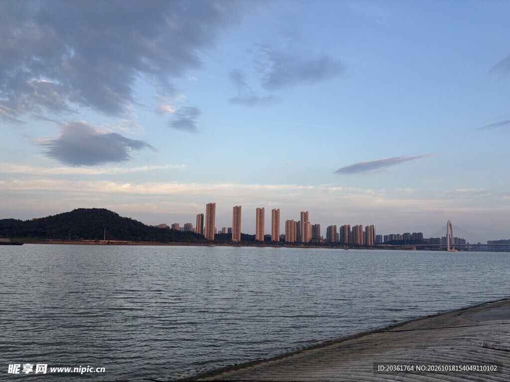 水岸黄昏城市远景