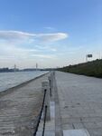 河堤步道晴日风光