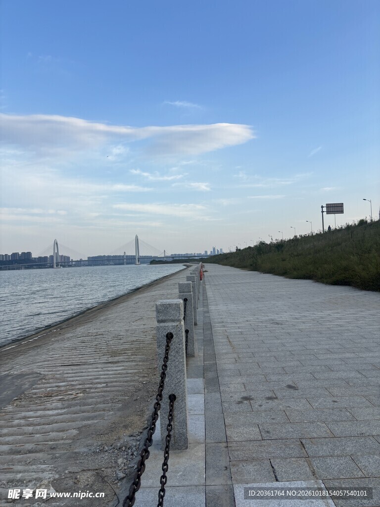 河堤步道晴日风光