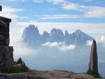 山巅远眺云雾山景