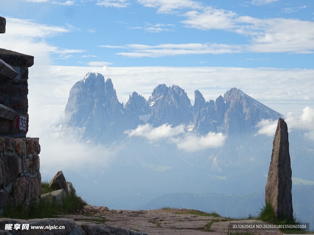 山巅远眺云雾山景