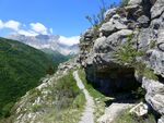 山间岩洞自然风景