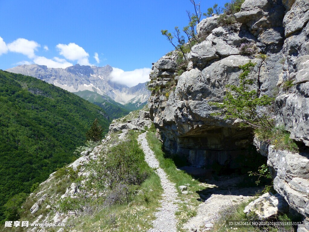 山间岩洞自然风景