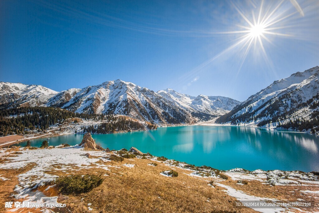 晴日高原蓝湖雪山风光