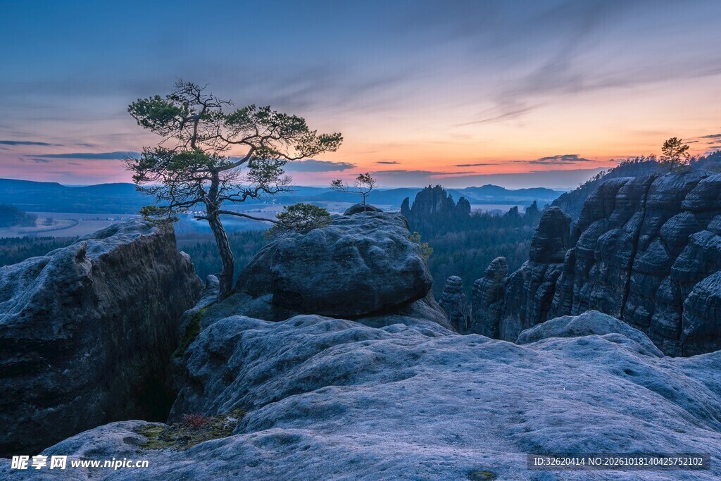 山巅云海日出美景