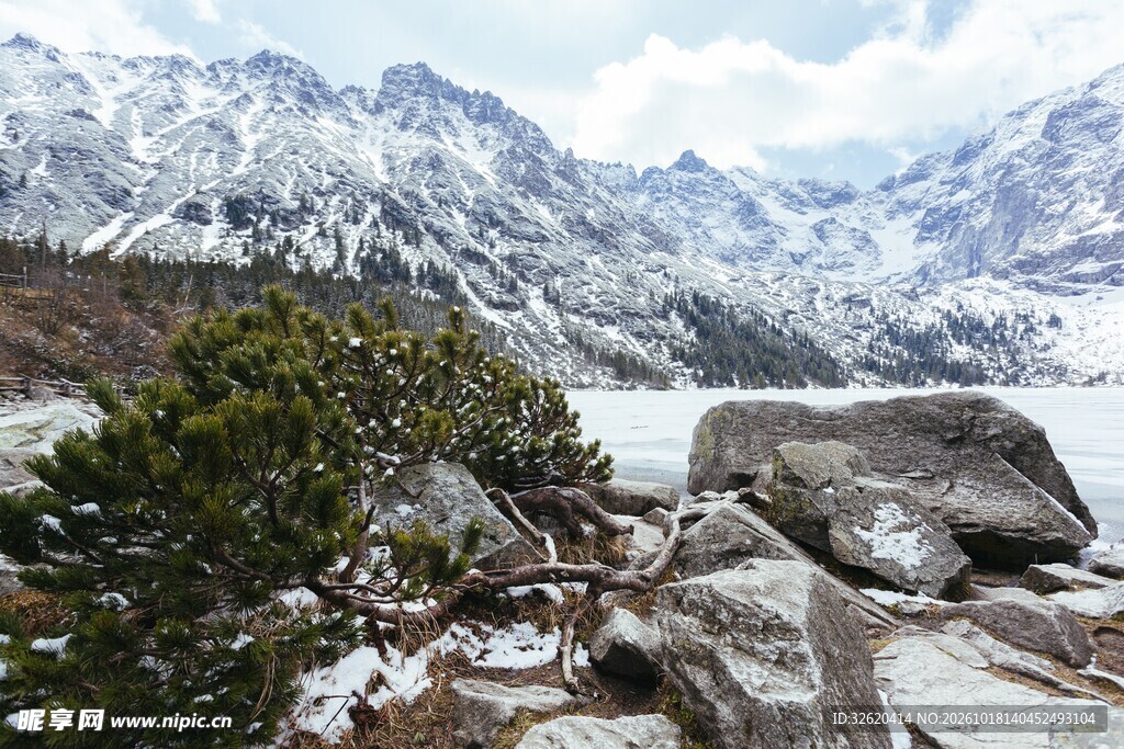 雪山湖畔自然风景