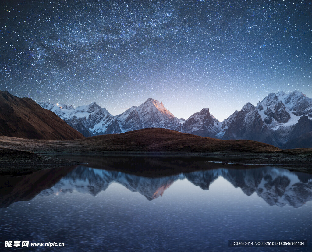 雪山湖泊星空倒影