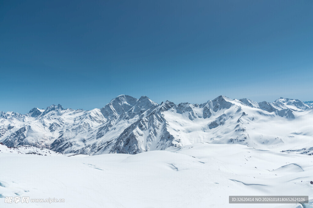 晴空下的雪山雪原