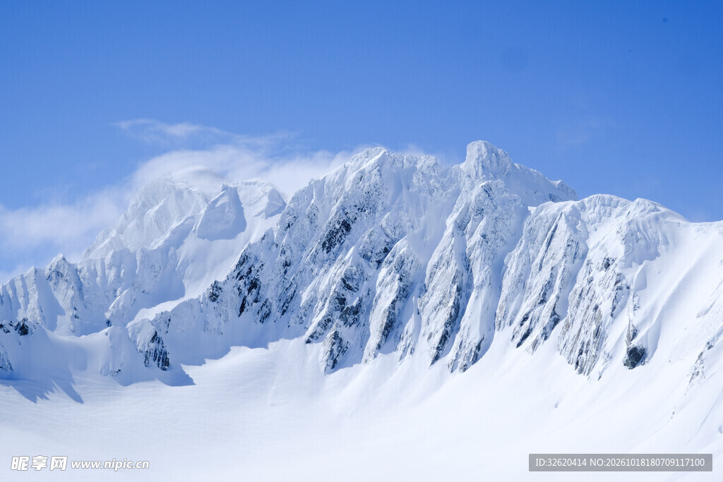 蓝天下的雪山雪景