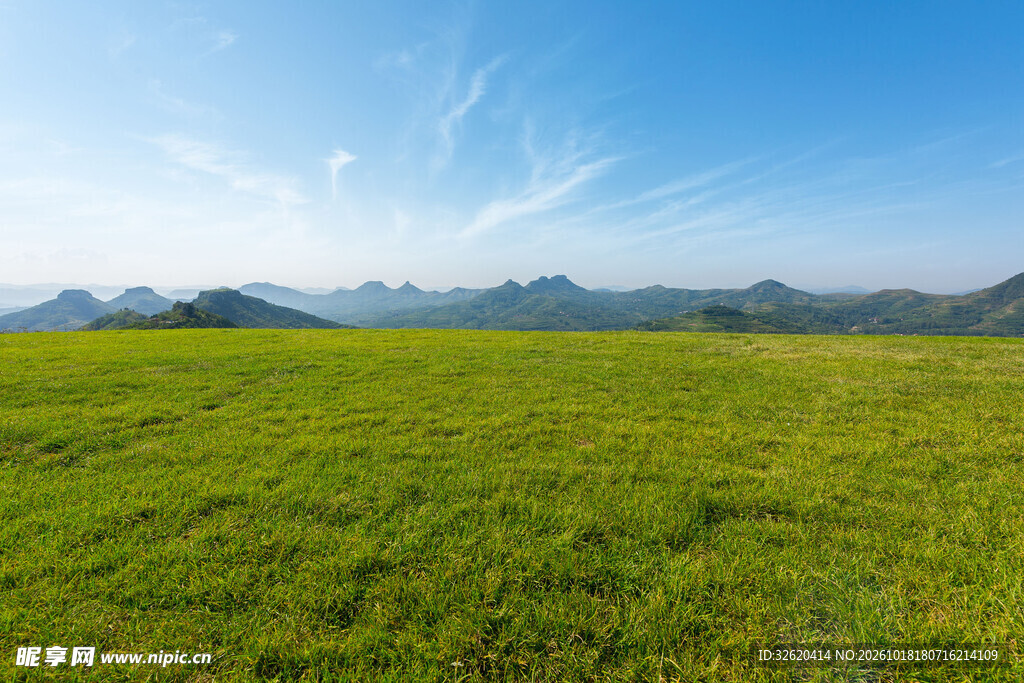 辽阔草原远山蓝天美景