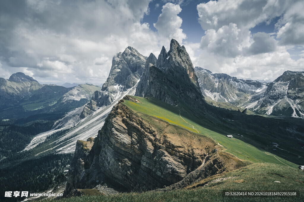 高山草甸壮丽山景