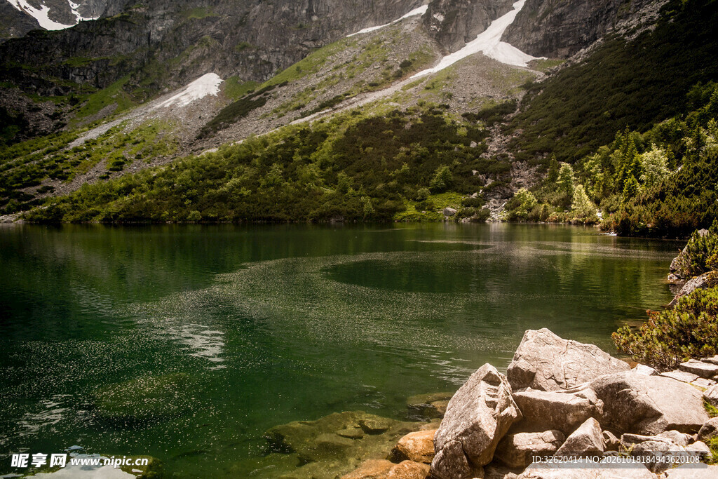 山间湖泊自然美景