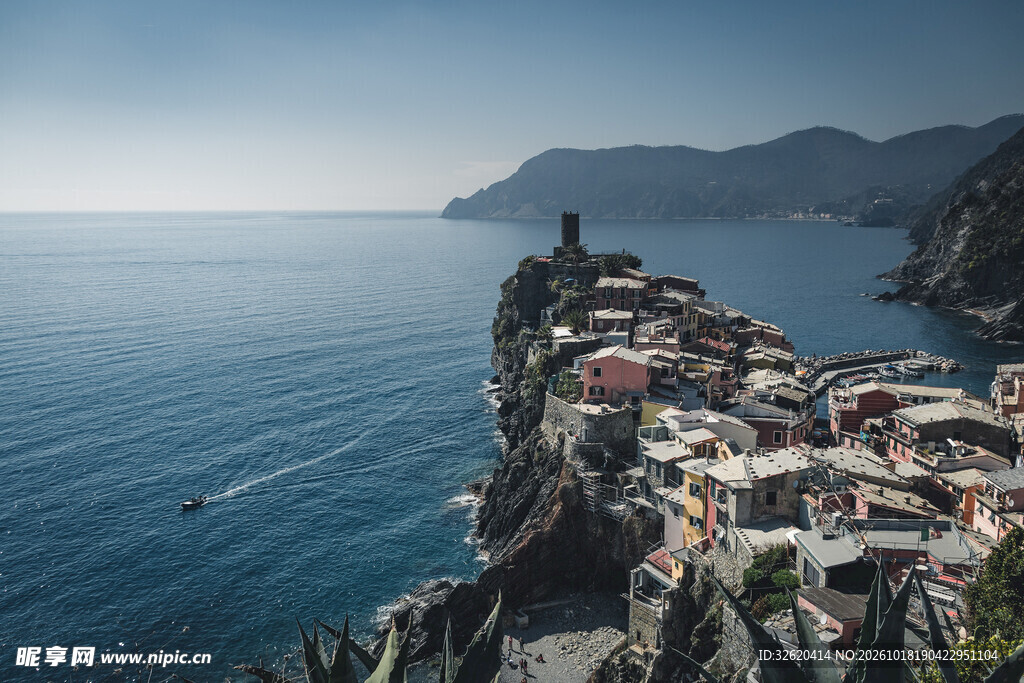 地中海崖边小镇海景