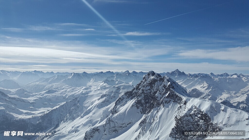 高空俯瞰雪山风光