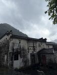 山间老旧徽派民居