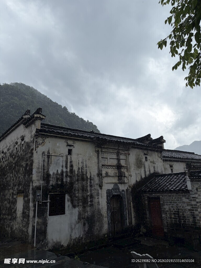 山间老旧徽派民居