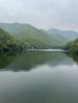 青山环绕静谧湖景