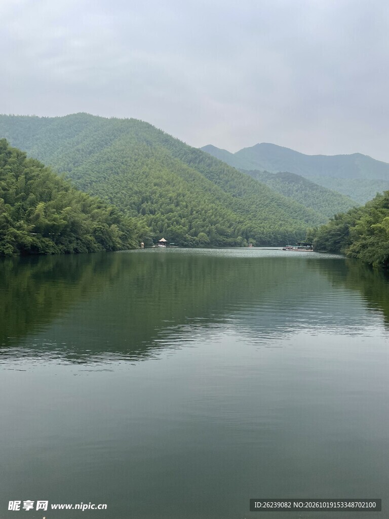青山环绕静谧湖景