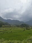 阴云下的郊野山景