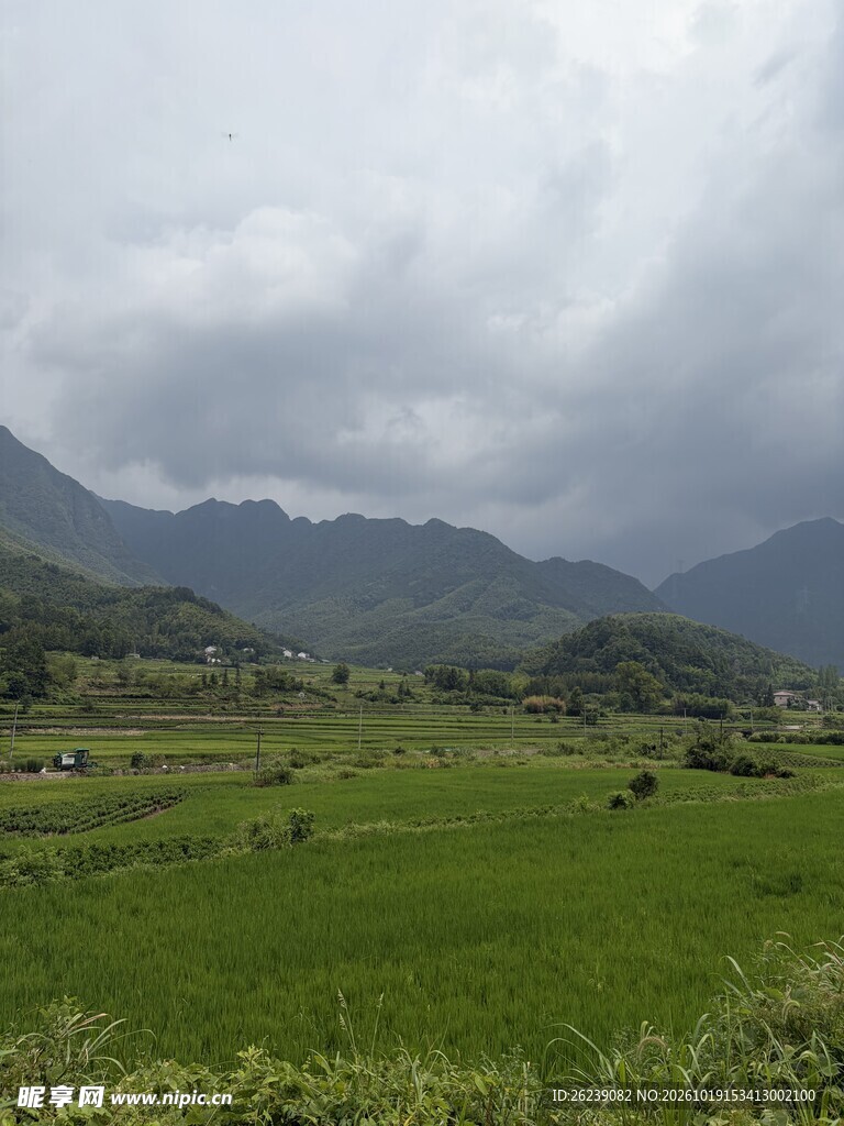 阴云下的郊野山景