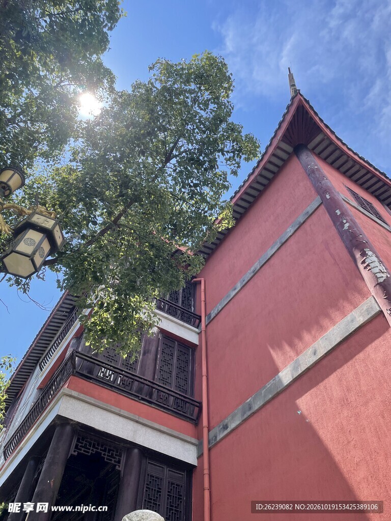 红墙古建晴日风光