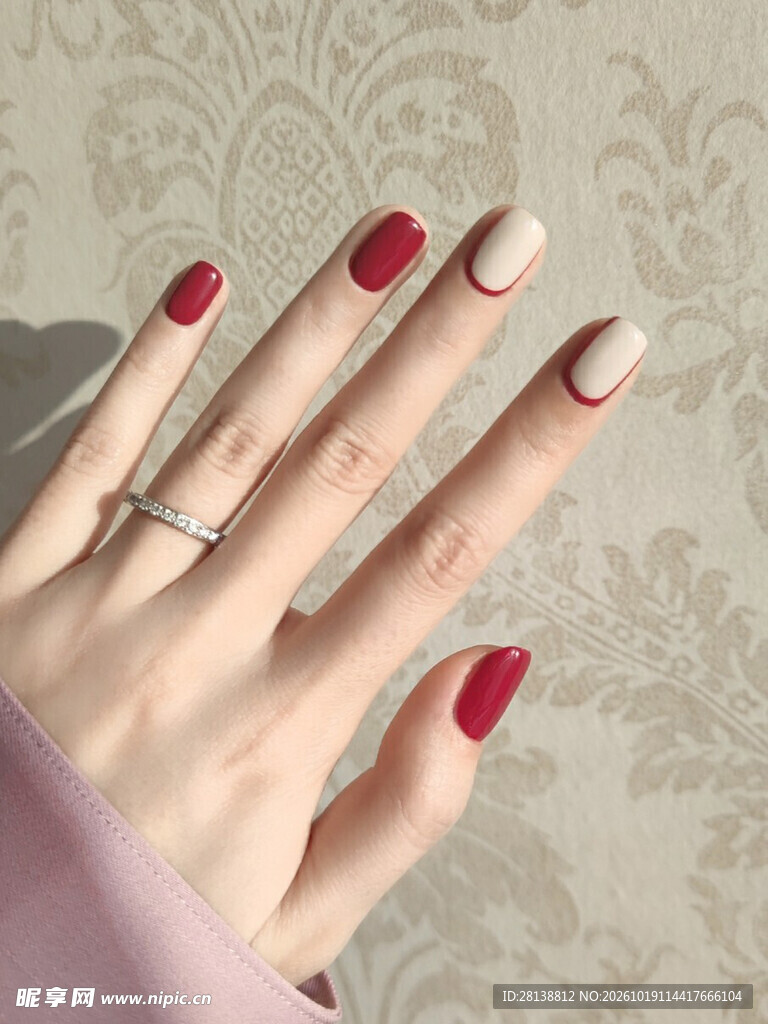 撞色法式美甲特写