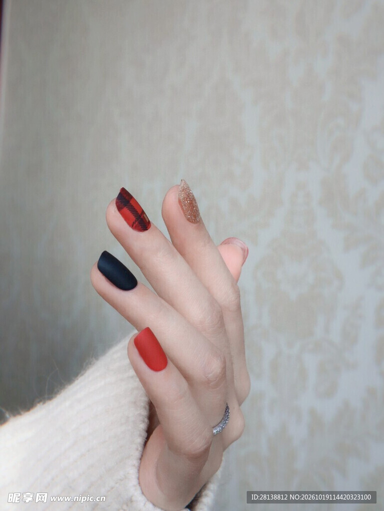 撞色美甲手部特写