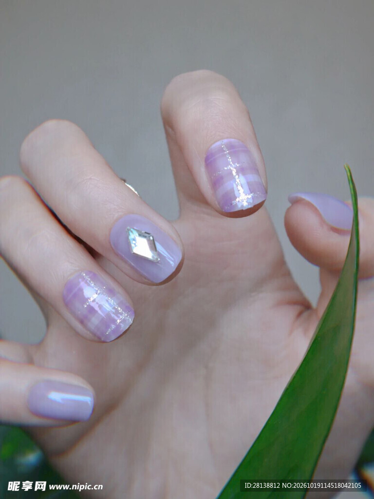 淡紫闪钻美甲特写