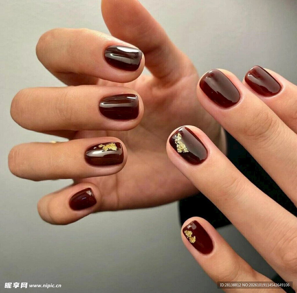 酒红金箔美甲款式