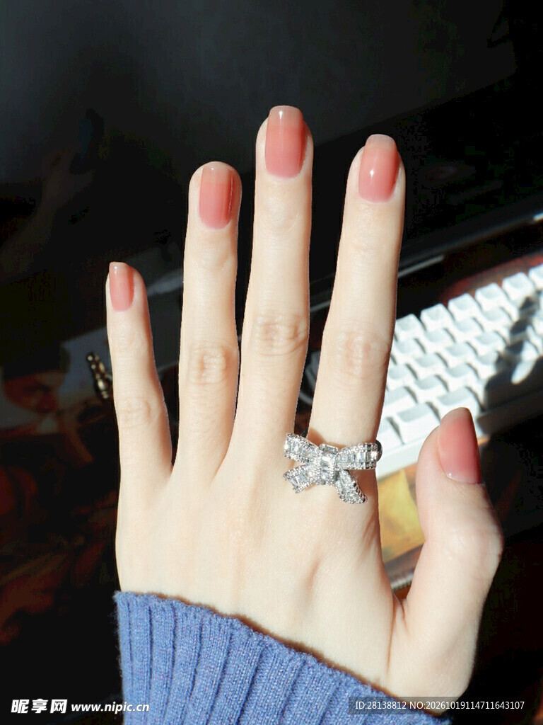 美甲钻戒手部特写