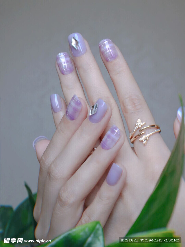 香芋紫美甲手部特写