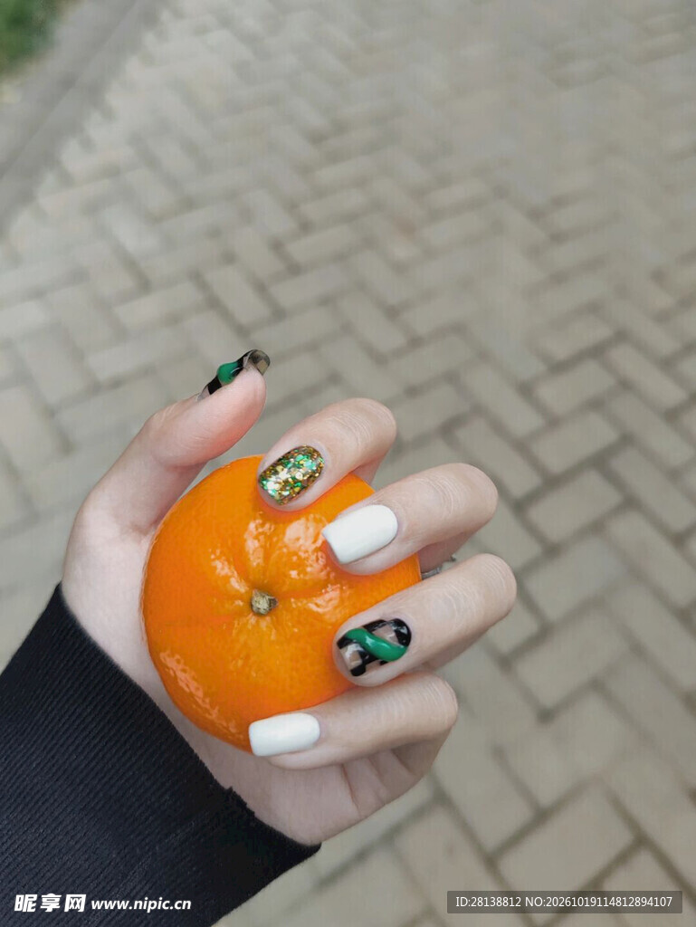 精致美甲手捧柑橘