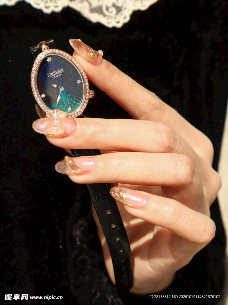 纤手托星空腕表