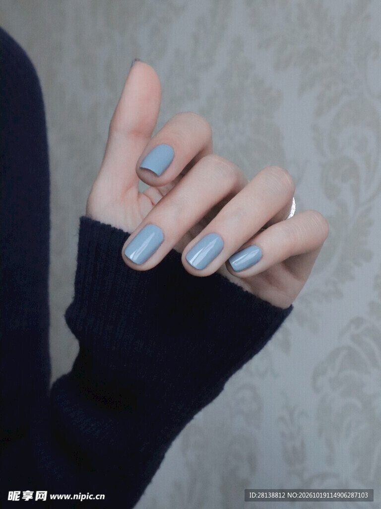 淡蓝色美甲手部特写
