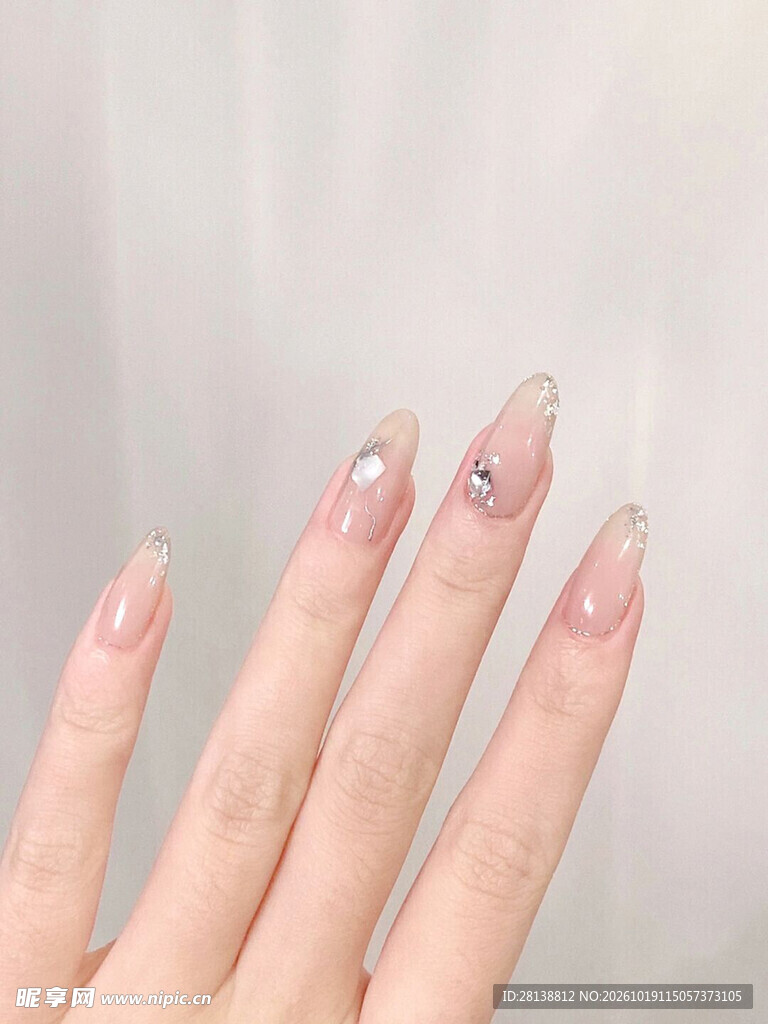 裸粉镶钻美甲特写