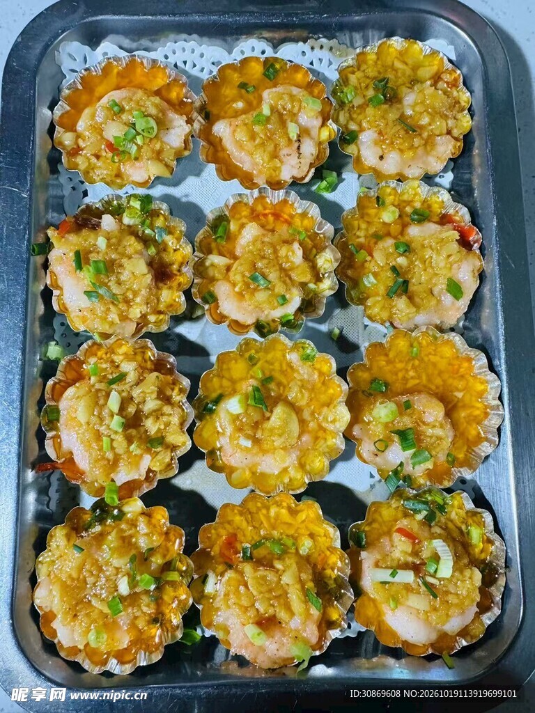 烤盘里的香烤小糕点