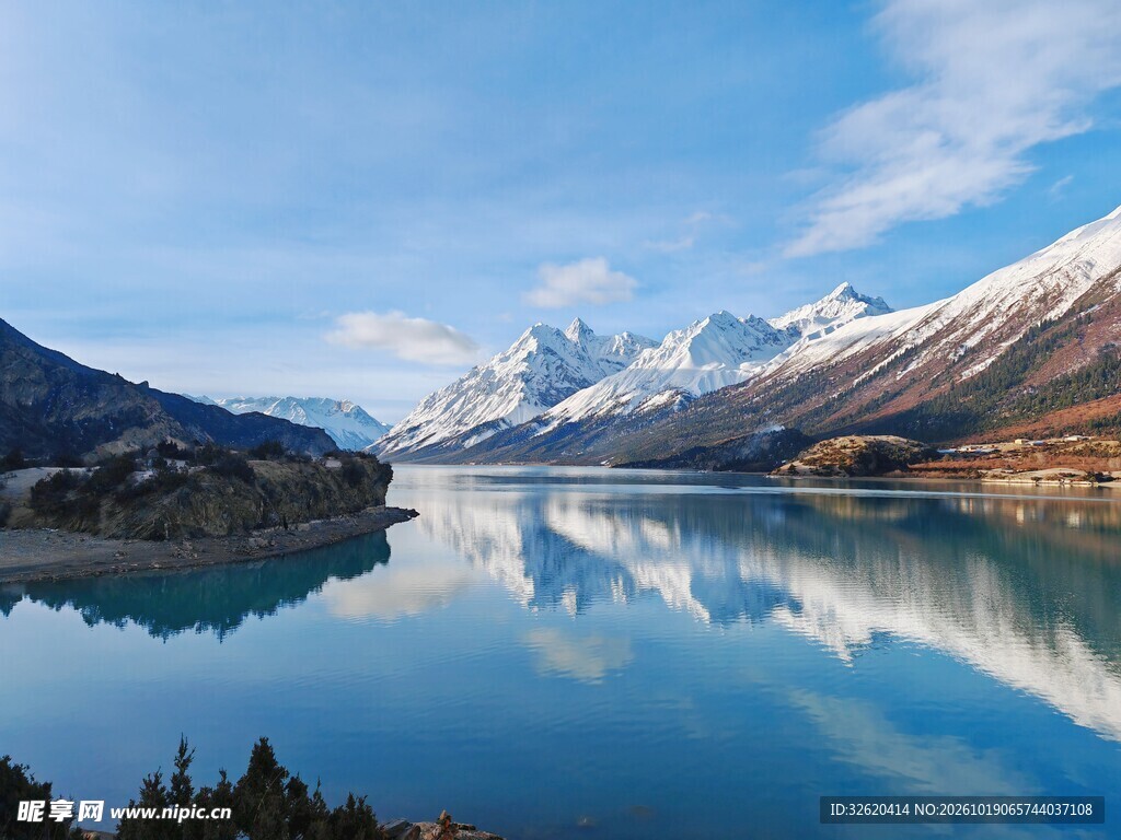 雪山湖泊绝美风光