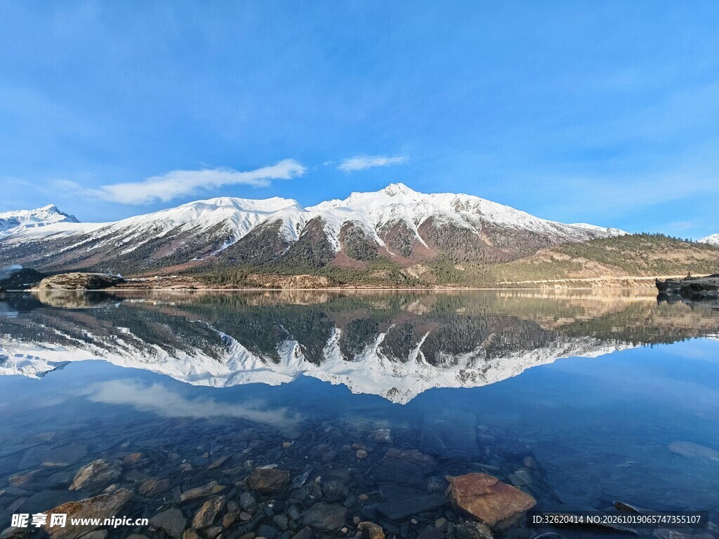 雪山湖泊倒影风光