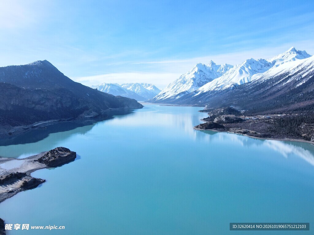 高原雪山湖泊风光