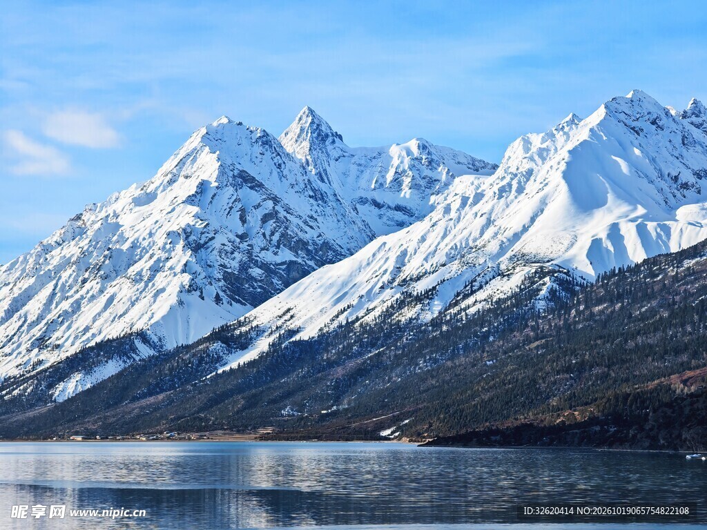 壮丽雪山湖泊风光